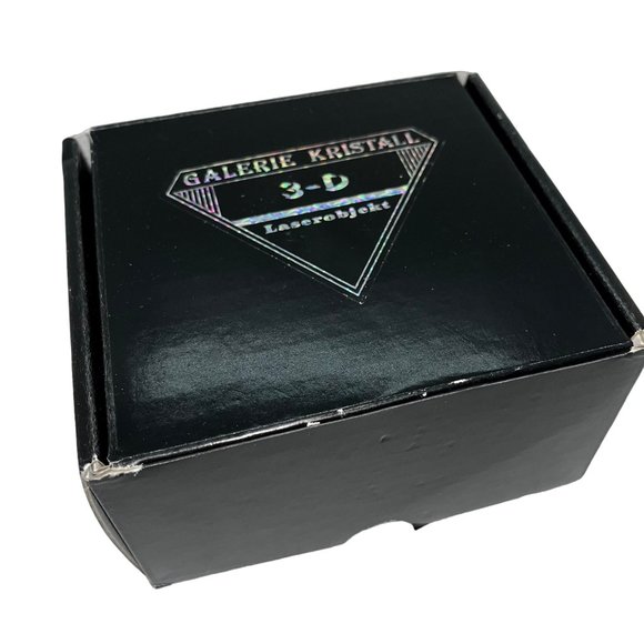 Notre Dame Cathederal Etched Glass Paperweight - Picture 3 of 10